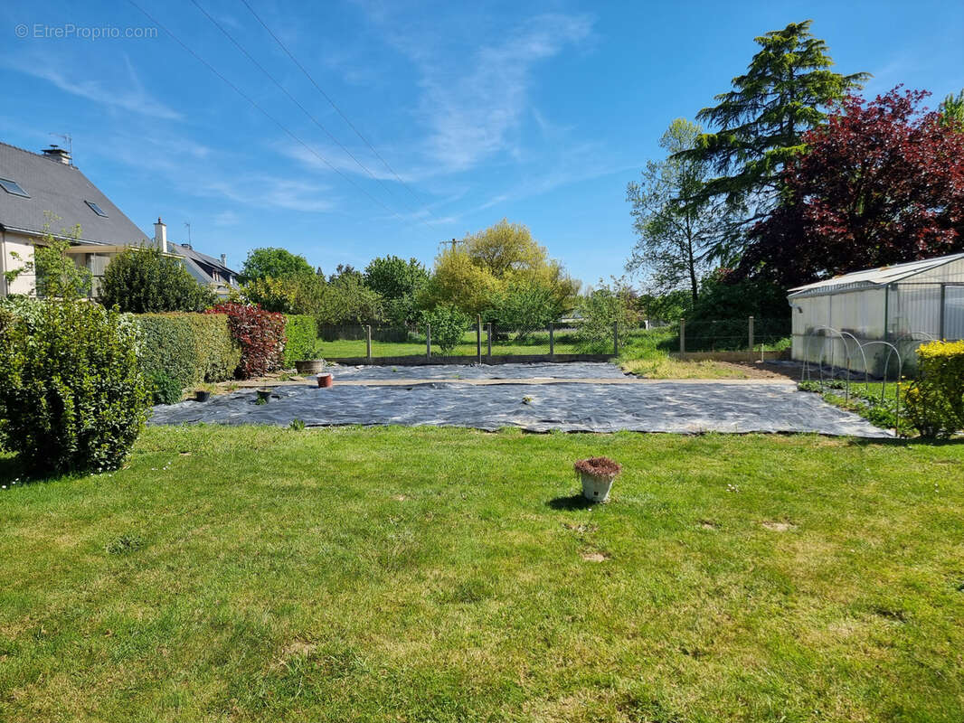 Terrain à SAINT-ERBLON