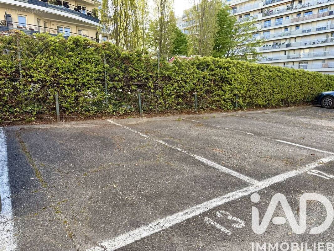 Photo 1 - Parking à COURBEVOIE