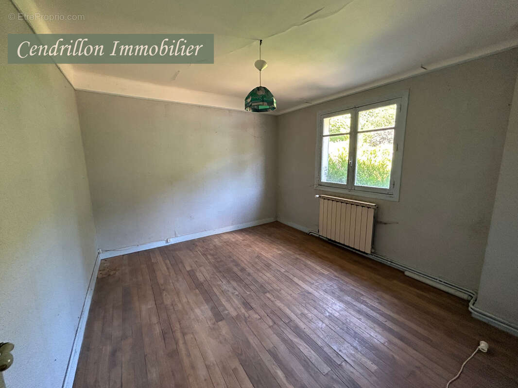 Maison de bourg à rafraîchir, mitoyenne d'un coté, 3 chambres, ~92m2 habitables, sur 438 m2 de jardin - photo 8