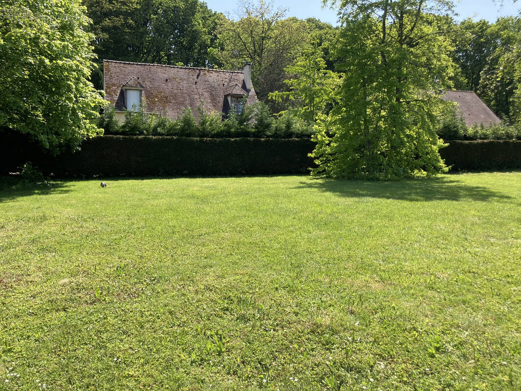 Photo Terrain à Bullion au prix de 170 000€