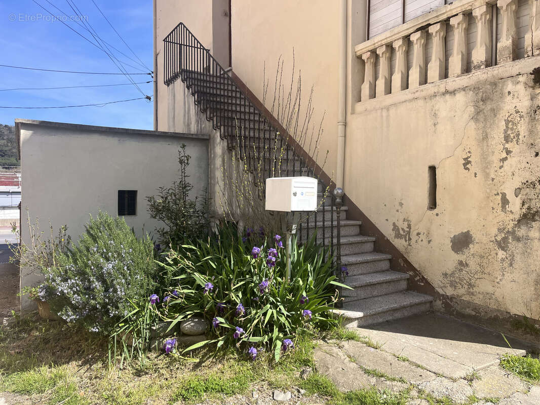 Appartement à REYNES