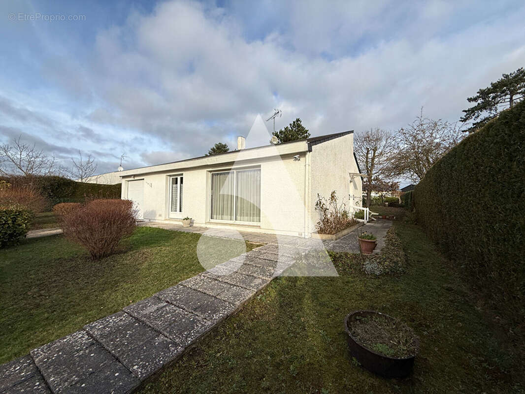 Maison à SAINT-SEBASTIEN-DE-MORSENT