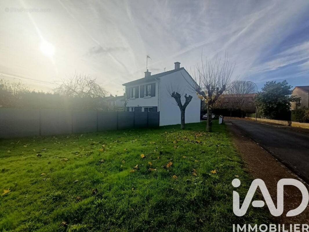 Photo 1 - Maison à POITIERS