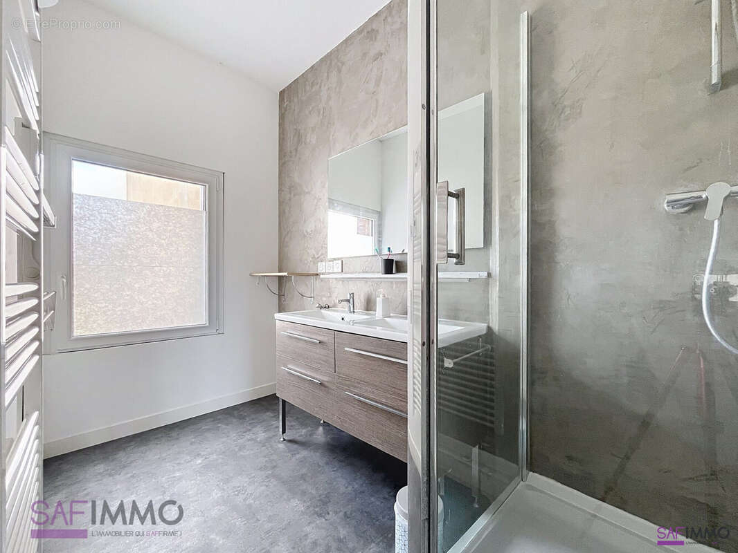 Appartement 62 m² à Saint-Genis-Laval  - photo 9