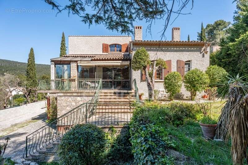 Maison à CEYRESTE