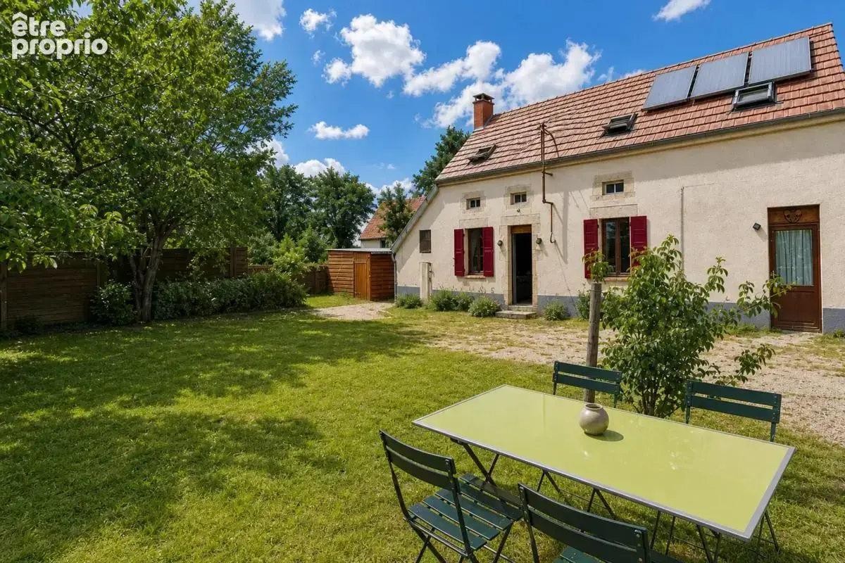Maison de 5 pièces de 130 m² à Louroux-de-Bouble - photo 1