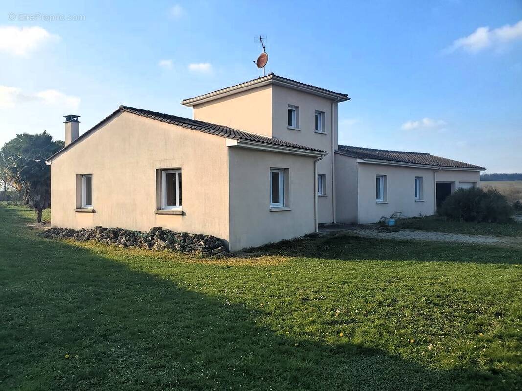 Maison à CHAMPNIERS