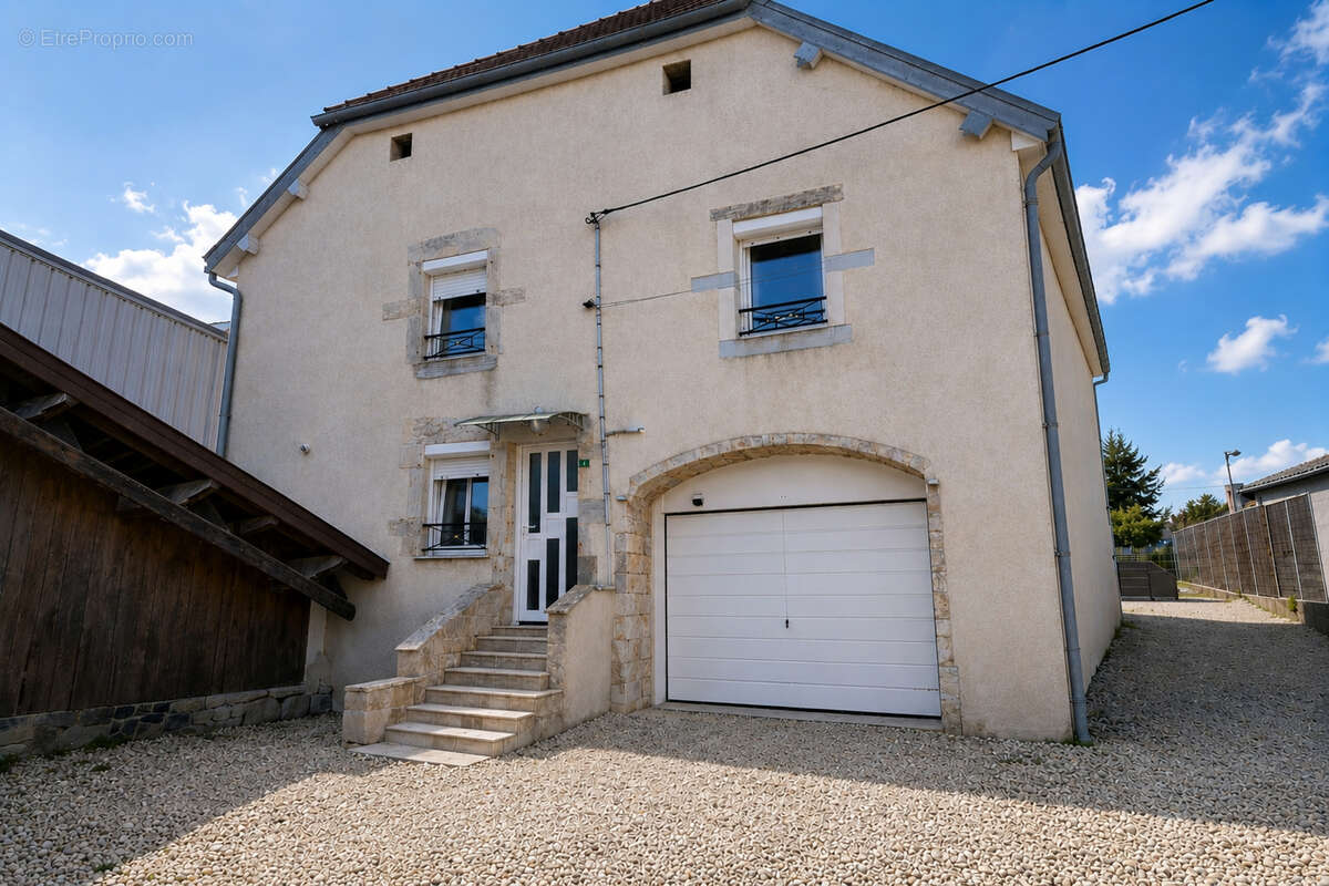 Maison à POUILLEY-LES-VIGNES