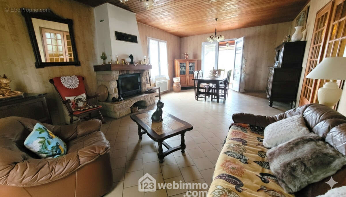 Une pièce de vie de 30m² avec cheminée insert - Maison à LONGEVILLE-SUR-MER