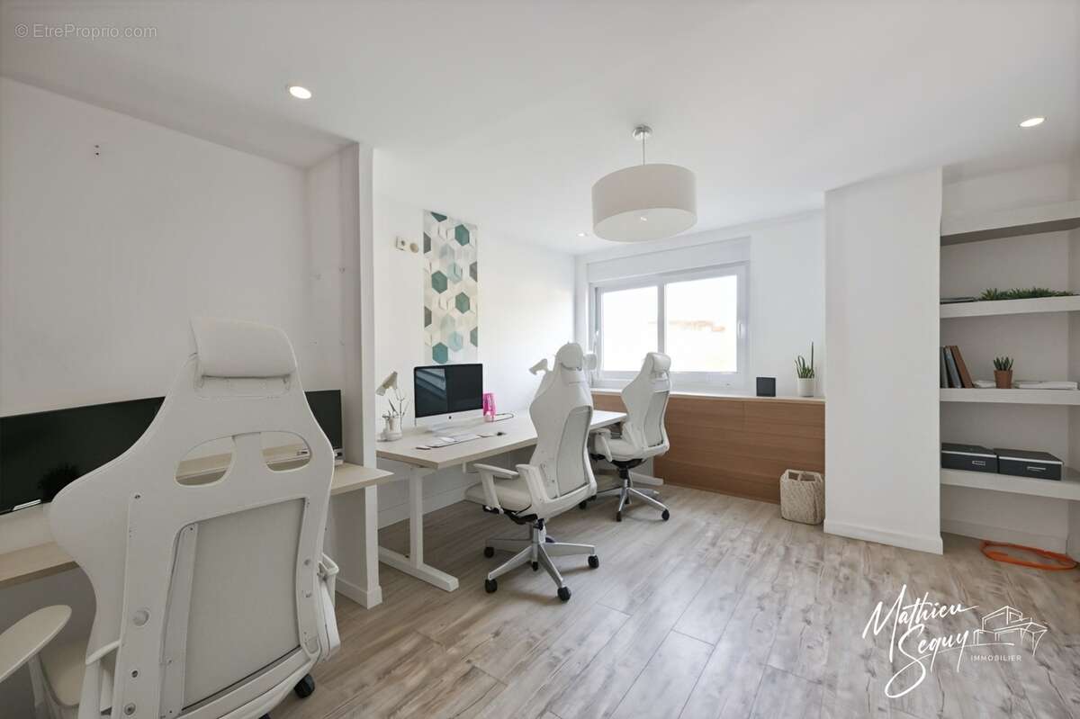 Ensemble immobilier pro/perso à St Genis Laval - photo 9