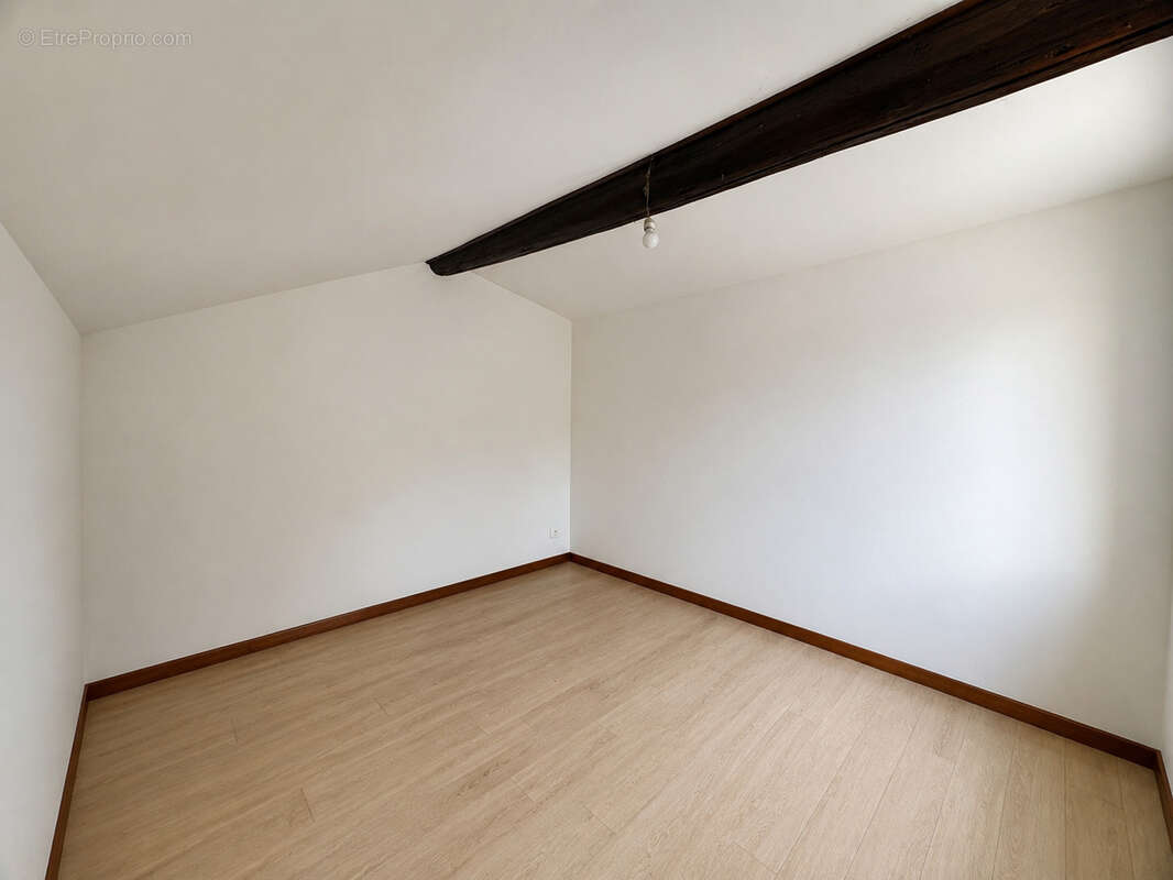 Appartement à LES ROCHES-DE-CONDRIEU