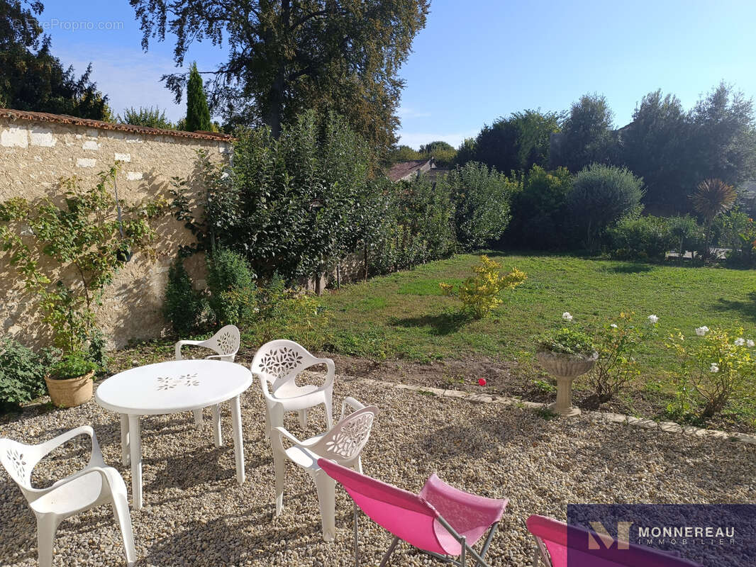 Maison à BARBEZIEUX-SAINT-HILAIRE