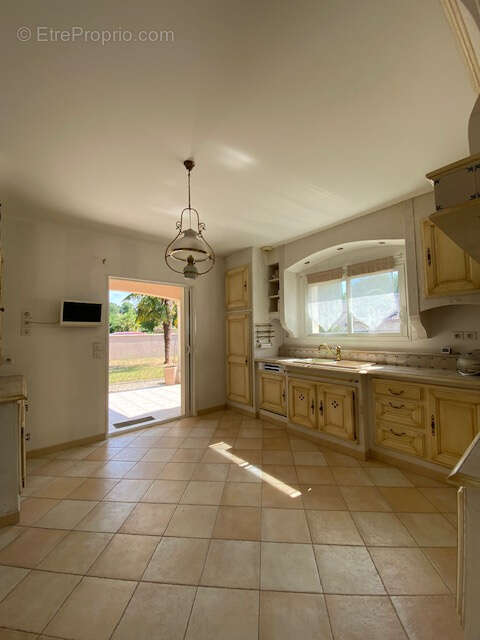 ROULLET SAINT ESTEPHE Maison de plain pied 169 m2  3 chambres secteur calme - photo 12