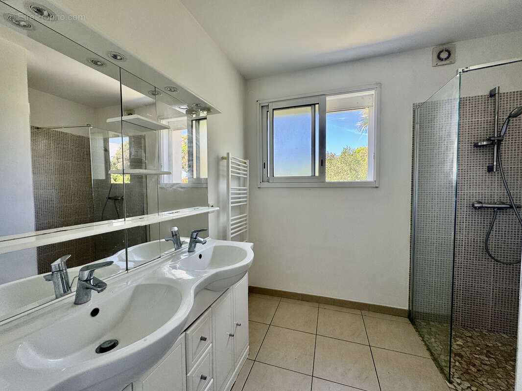 Maison à LAUDUN-L&#039;ARDOISE