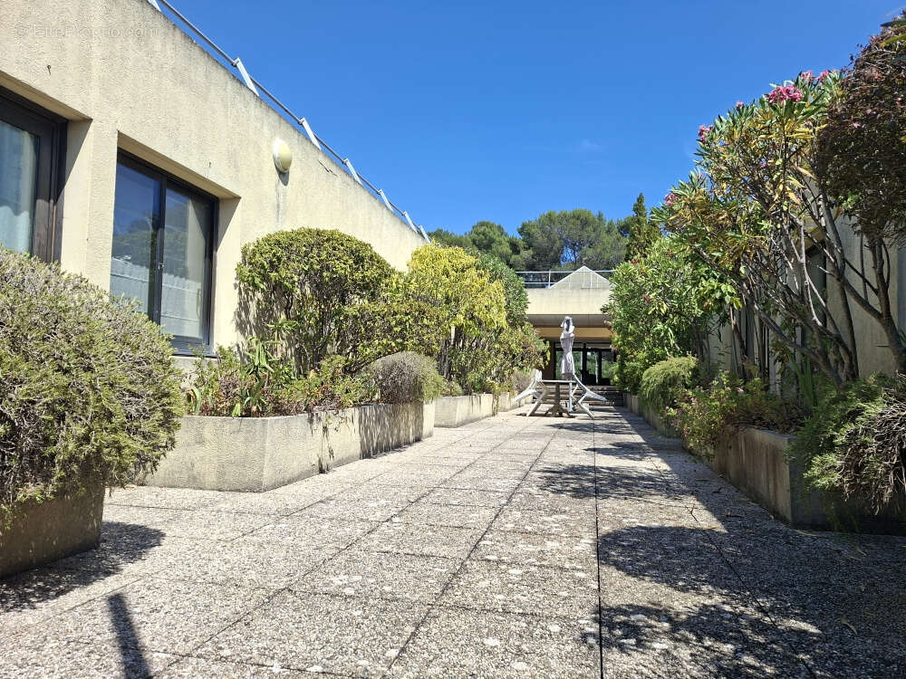 Commerce à MOUGINS