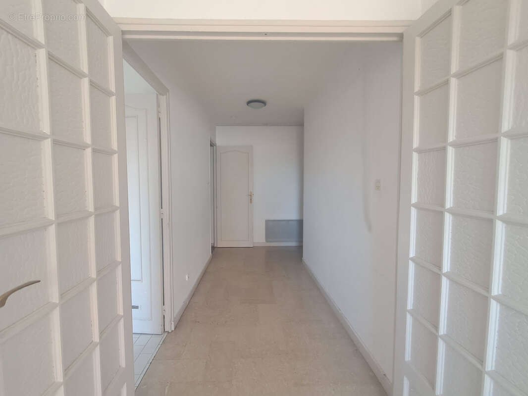 T3 lumineux de 66m2 avec balcon et loggia à Vendre à Salon-de-Provence à deux pas du Centre Ville - photo 12