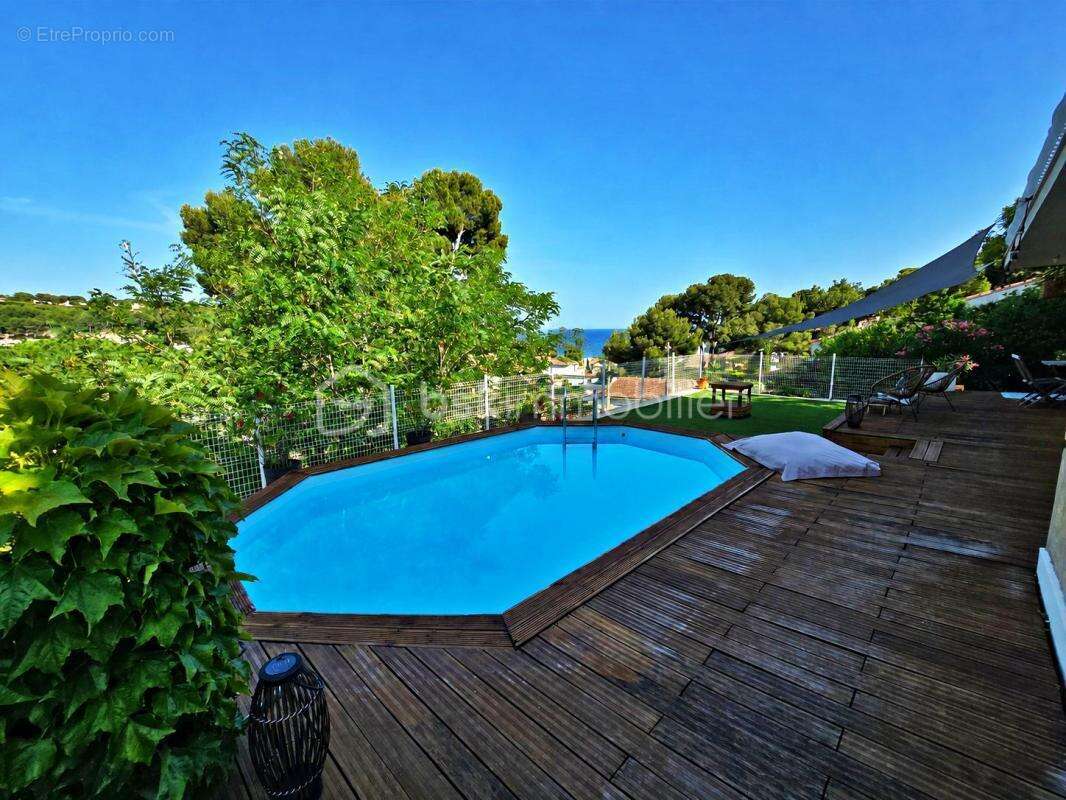 À 2 minutes à pied du port – Vue mer – Propriété de caractère 186 m² – 3 logements – Piscine - photo 4