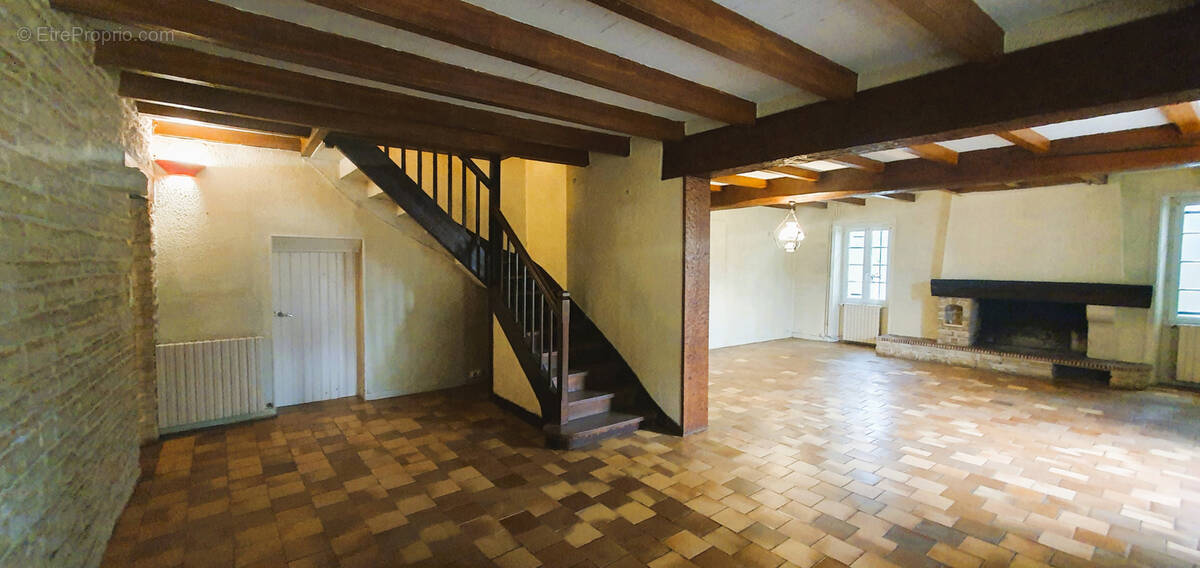 Maison à SAINT-MEME-LES-CARRIERES