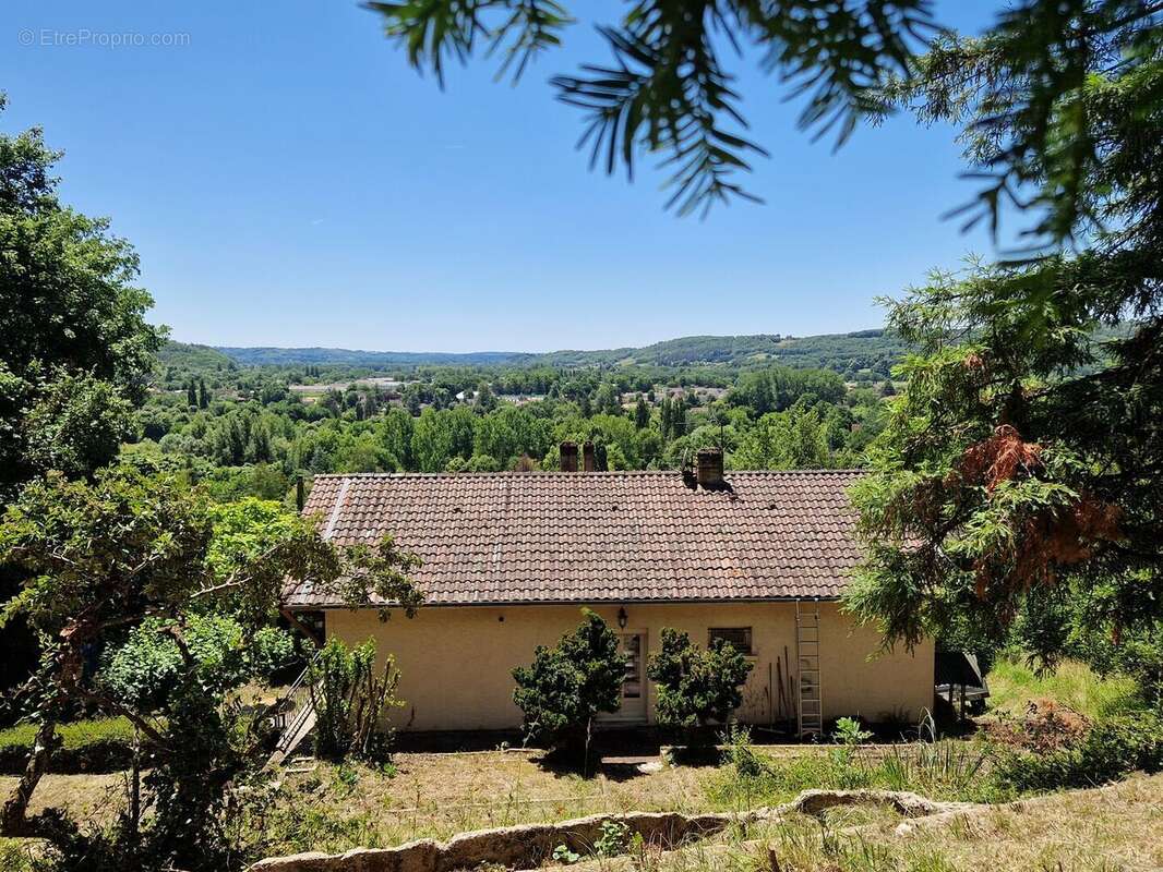 Sur hauteur, proche des commerces du Bugue, Maison d'habitation 4 chambres et terrain de 2077m2 - photo 9
