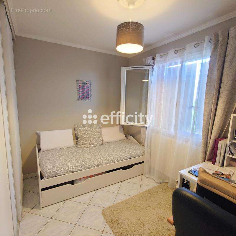 Maison 130 m² à Decines-Charpieu  - photo 8