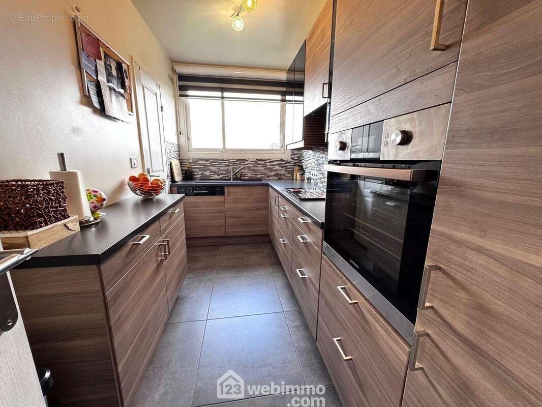 Allons à la cuisine totalement aménagée et équipée avec porte d'accès au cellier - Appartement à SAINT-MICHEL-SUR-ORGE