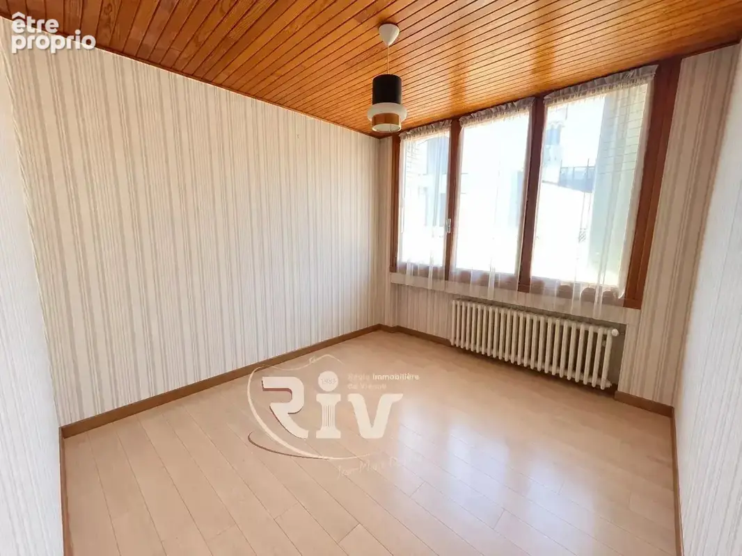 Maison familiale d’environ 120 m² avec grand garage, dépendances et terrain – COUR-ET-BUIS - photo 5