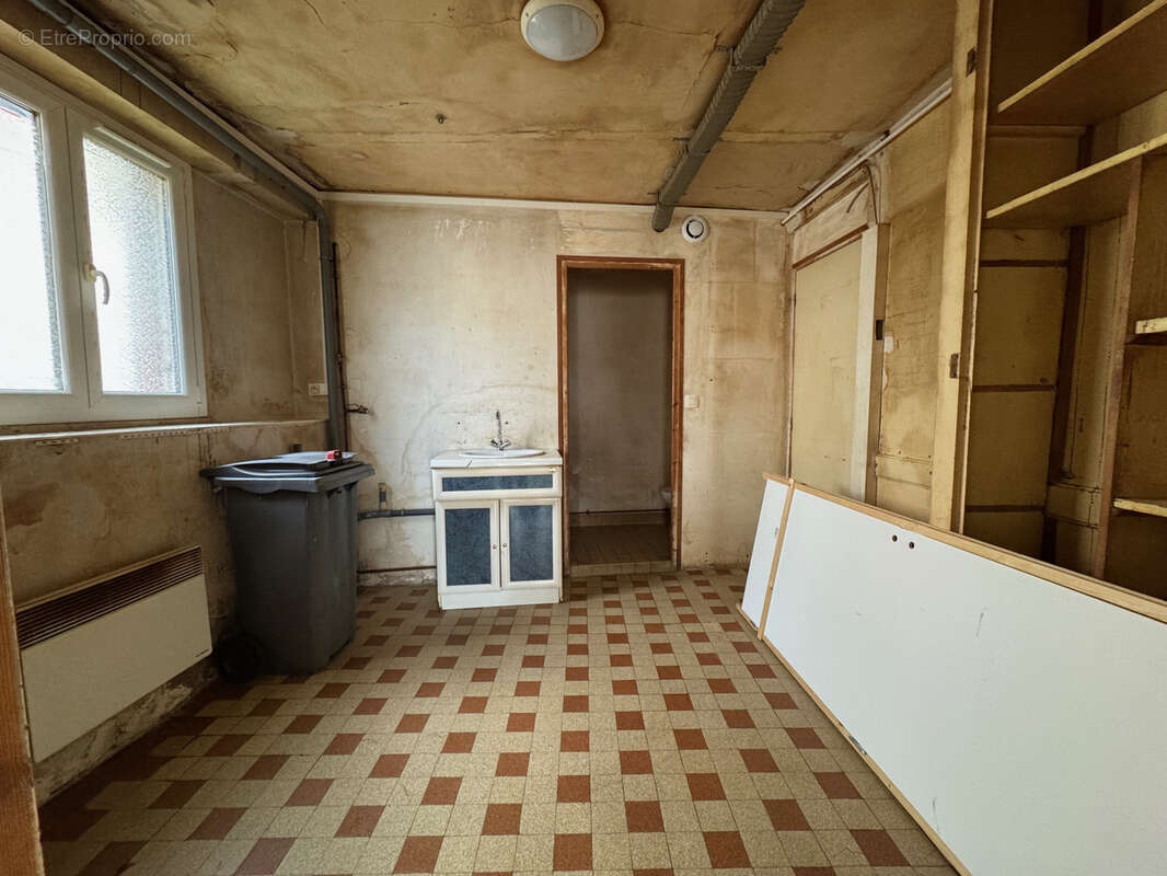Immeuble à usage d'habitation et de commerce dans la commune de Plailly - photo 8