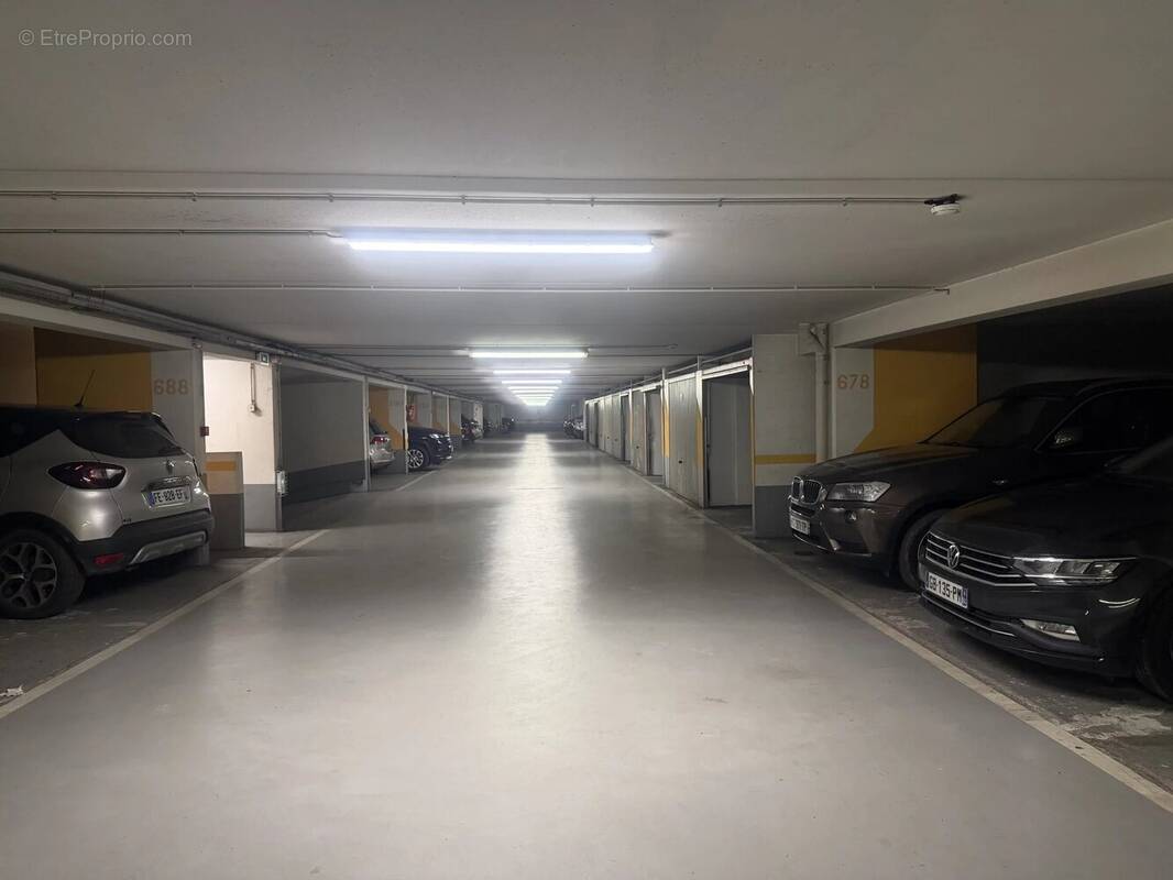 Parking à PARIS-16E