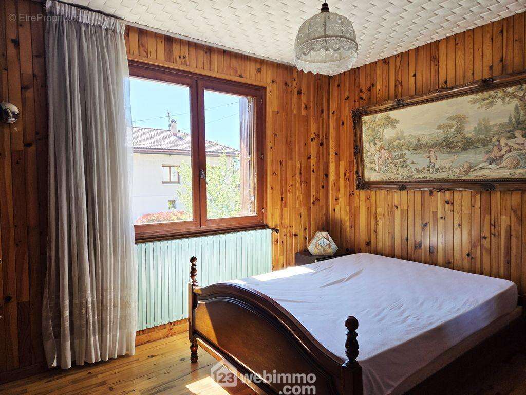 d'une superficie de 9.5 à 12m², - Maison à ALBERTVILLE