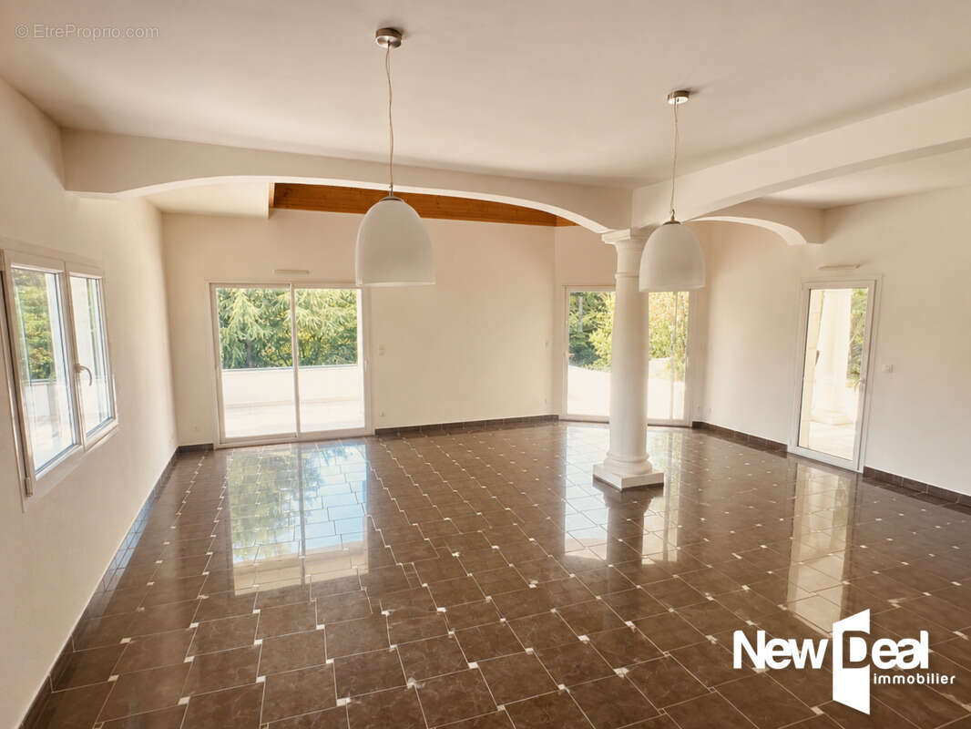Exclusivite vallon du jour, maison de type 6 de 190 m2  habitables avec piscine edifiee sur 1159 m2 en impasse - photo 9
