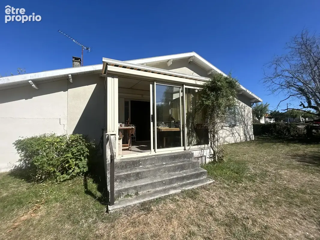Maison de plain-pied avec agreable jardin - commerces a pieds - photo 4