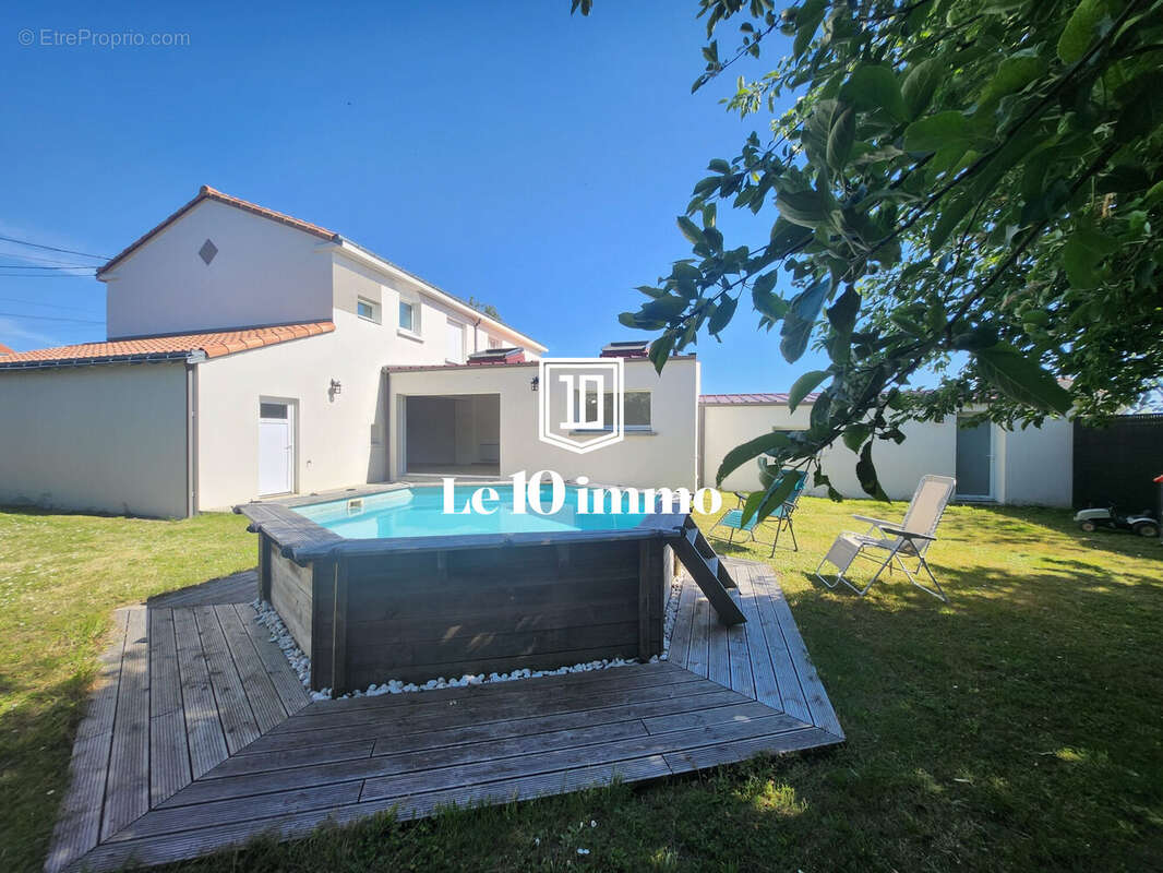 Piscine - Maison à LE LOROUX-BOTTEREAU
