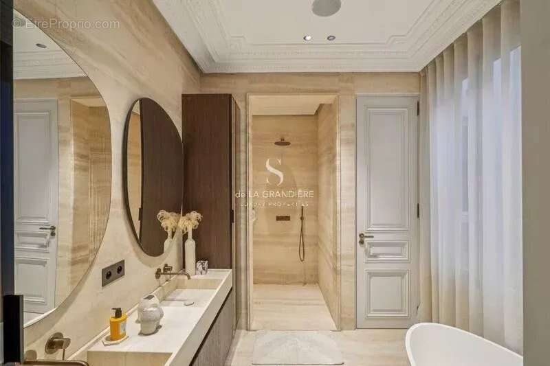 Appartement à PARIS-8E
