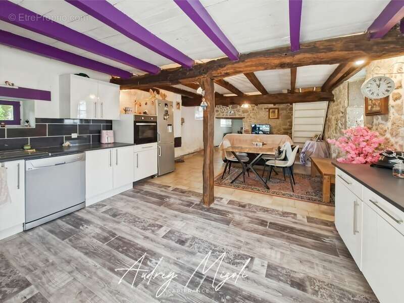 Maison en pierre au cœur de la nature, 109m², 3 chambres, garage et grande dépendance, au bord d'une rivière, terrain 1 hectare - photo 2