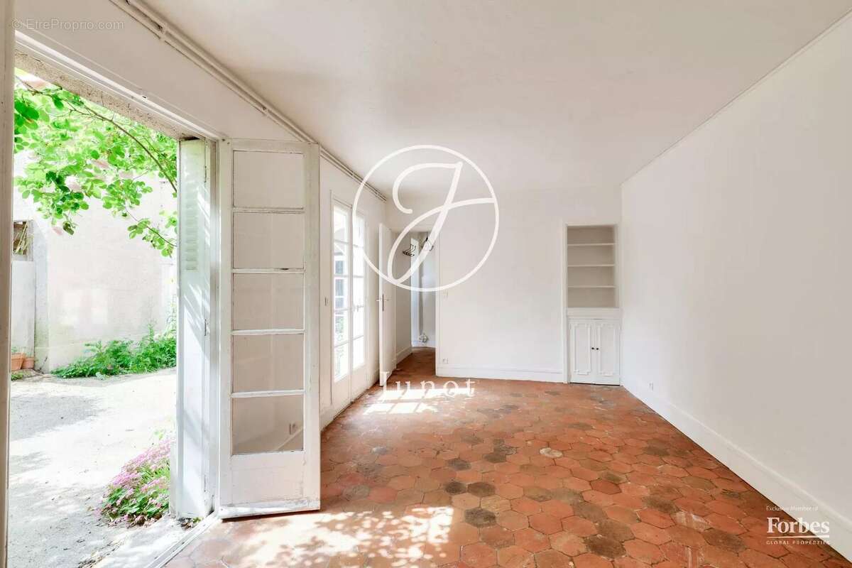 Maison à MARNES-LA-COQUETTE