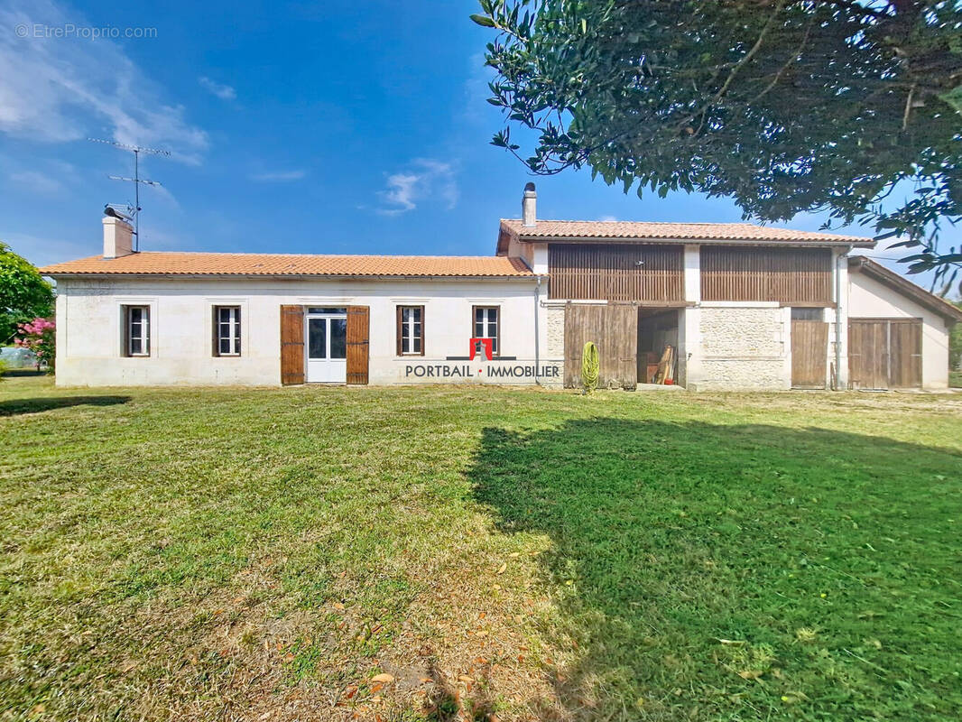 Maison à SAINT-CHRISTOLY-DE-BLAYE