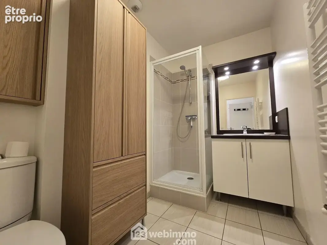 avec une salle d'eau à proximité