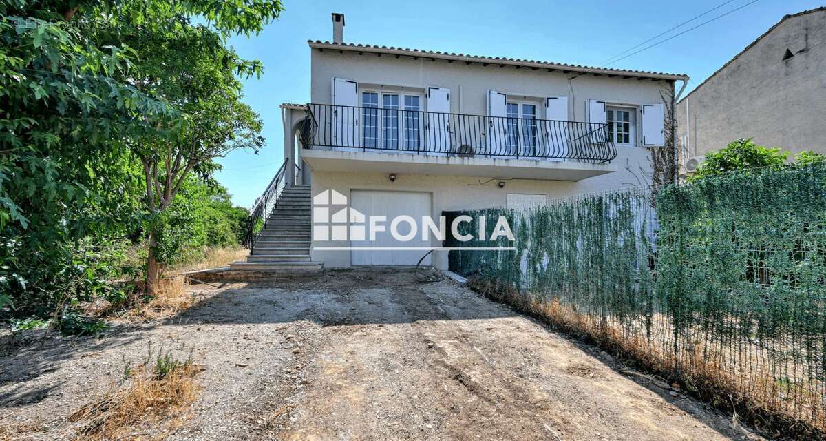 Raphèle les Arles ,maison de 156 M2 divisée en deux appartements avec garage et jardin - photo 2