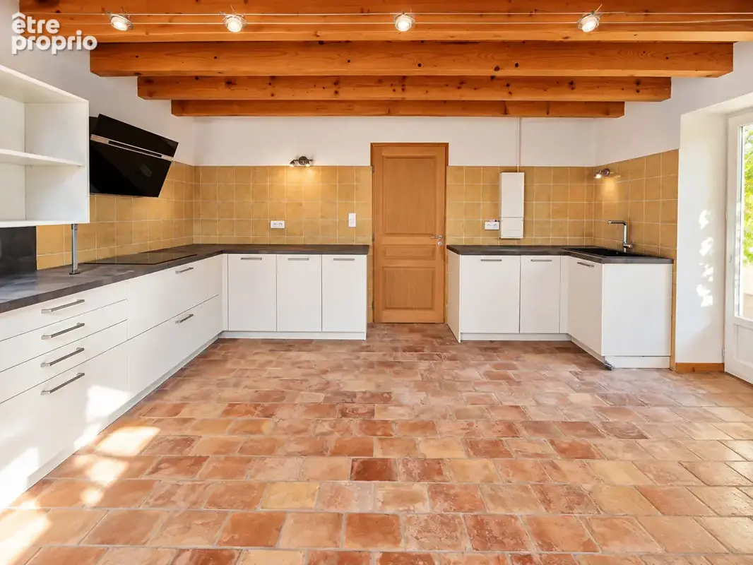 Maison Provençale à Vendre - 6 Pièces, 191 m², Centre du Village de Vernègues - photo 6