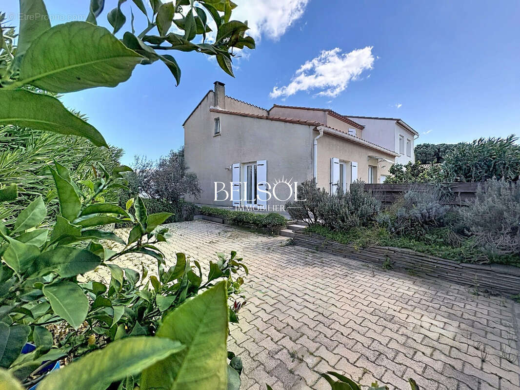 Stationnements - Maison à SAINT-CYPRIEN
