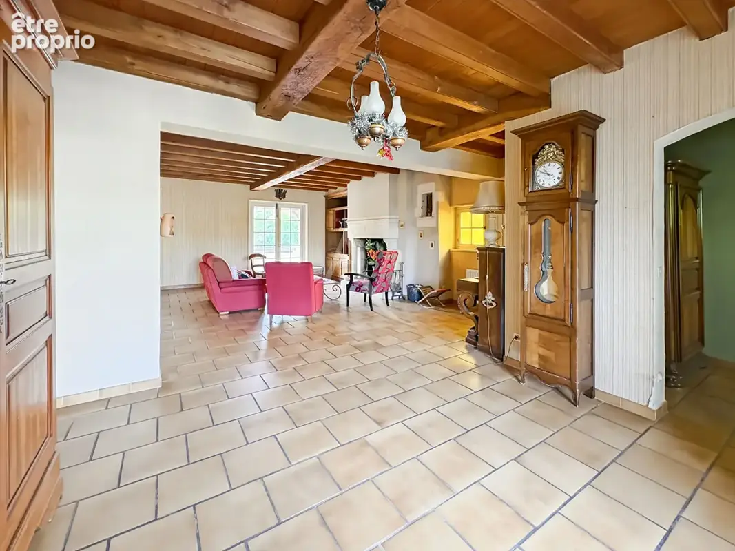 A VENDRE - Maison familiale de caractère de 185 m² avec grand garage, proche des commodités - photo 5