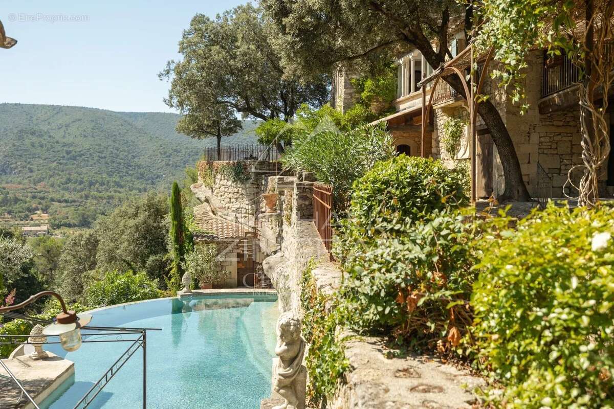 Maison à MENERBES