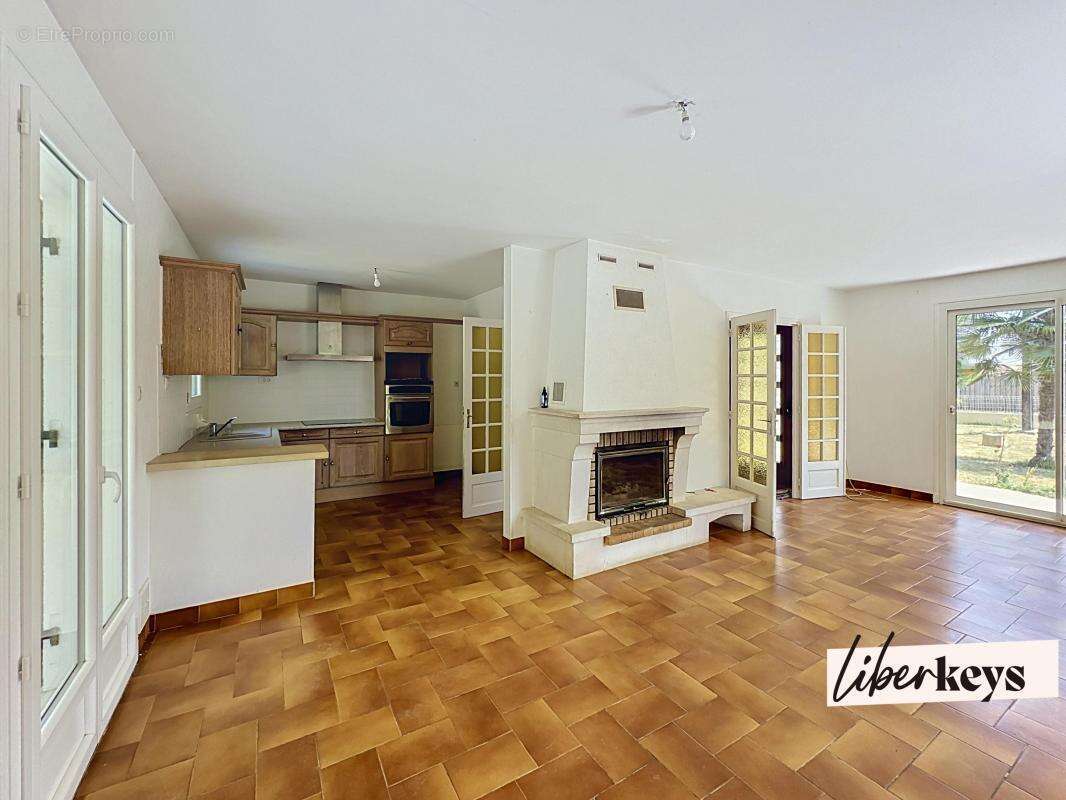 Maison de plain pied avec parc boisé - photo 2