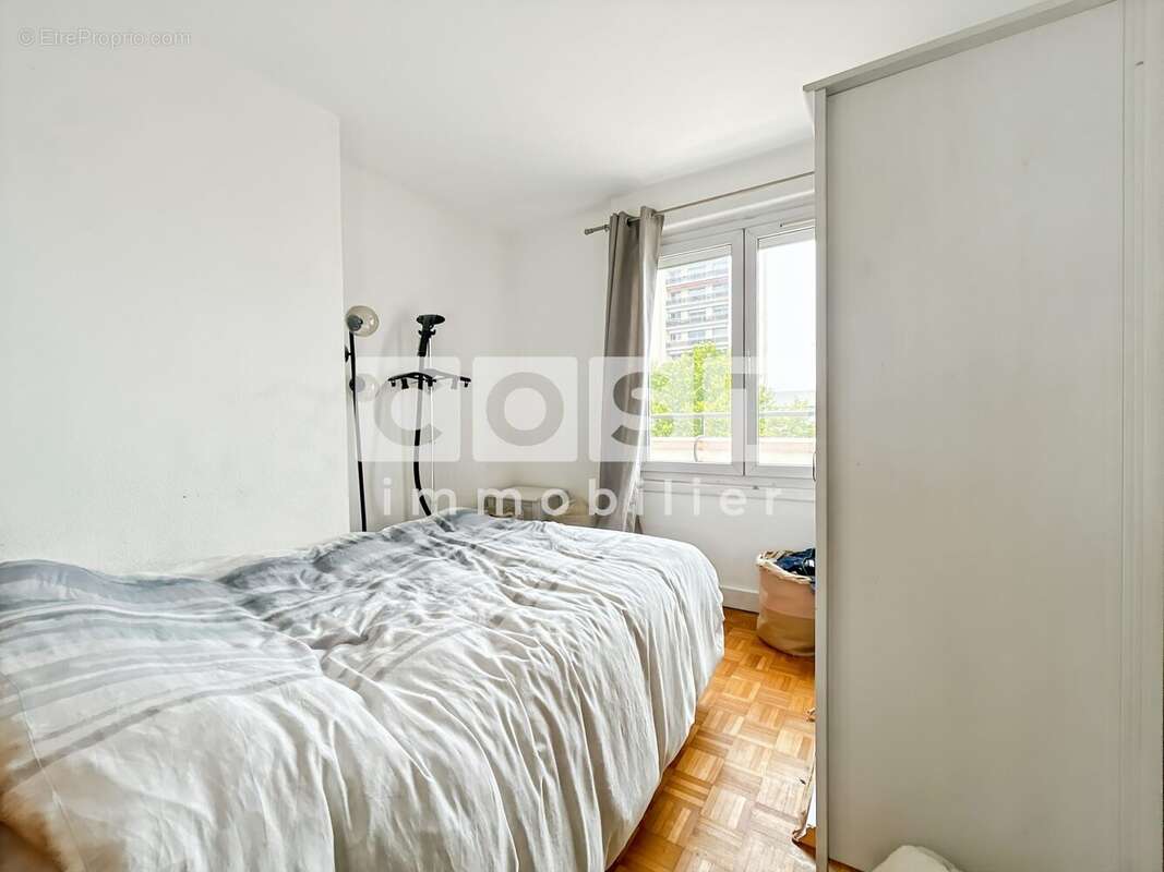 Appartement à COURBEVOIE