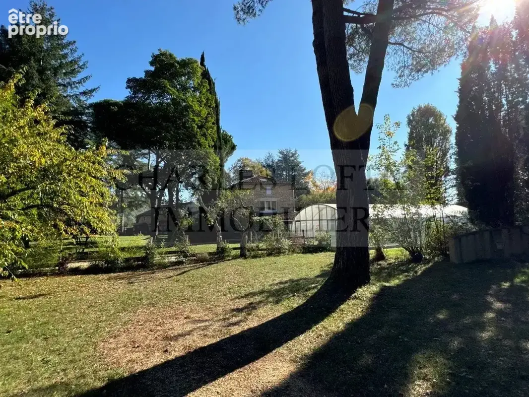 Superbe ensemble immobilier comprenant deux grandes maisons, deux piscines et dépendance sur un terrain de plus 8400 m², proche  - photo 24