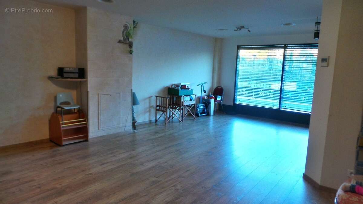 Grande pièce d&#039;activitées - Commerce à GRESY-SUR-AIX