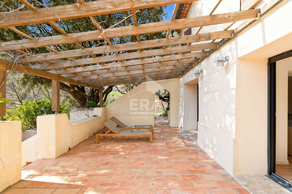 Maison à SIMIANE-COLLONGUE