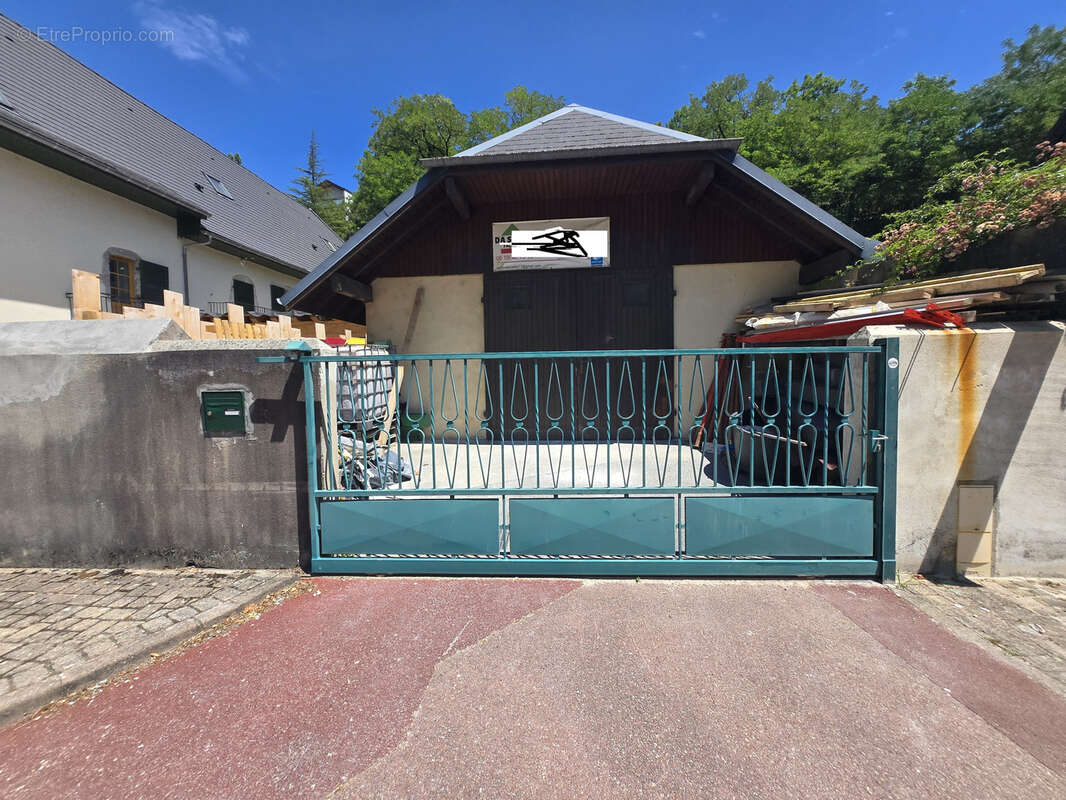 Commerce à SAINT-JEOIRE-PRIEURE