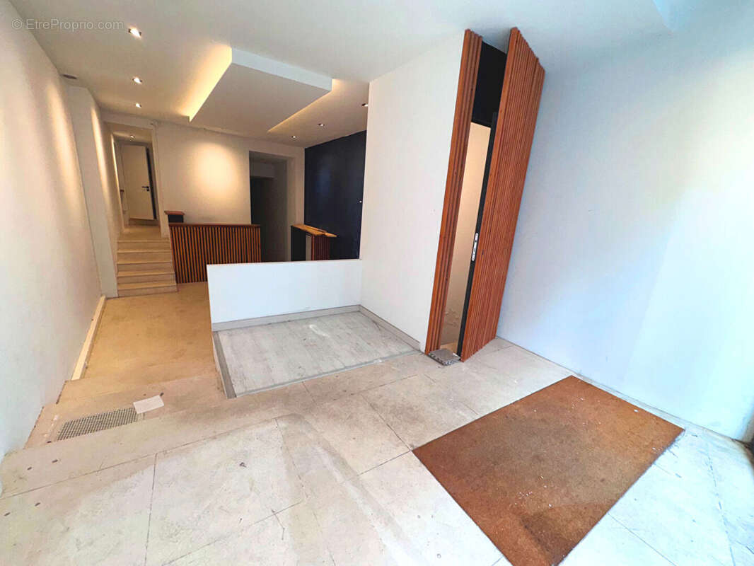 Commerce à PARIS-6E