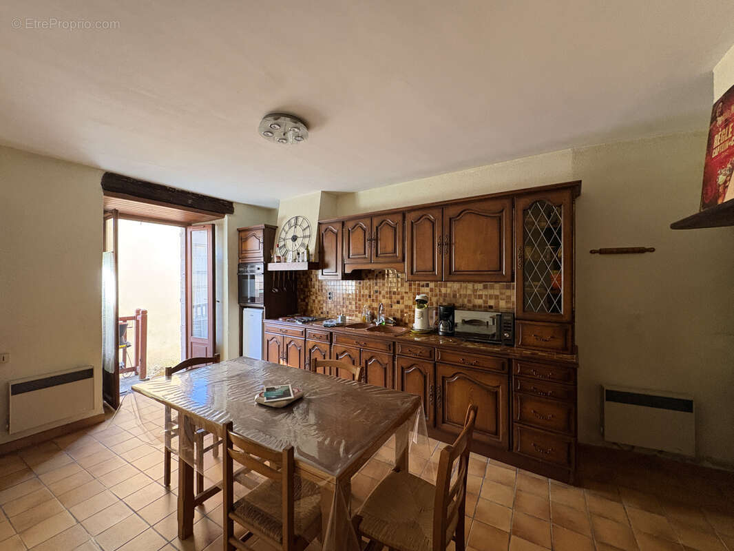 Ségur en Aveyron, Jolie maison au centre du village exploitée en gîte. - photo 8